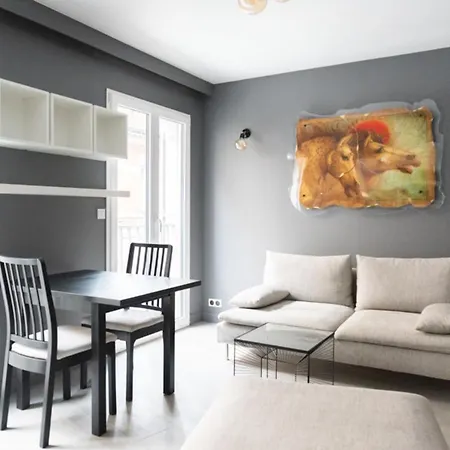 Modern Flat Near Notre Dame De